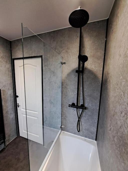 Glasgow Apartment Close To The Airport เรนฟริว ภายนอก รูปภาพ