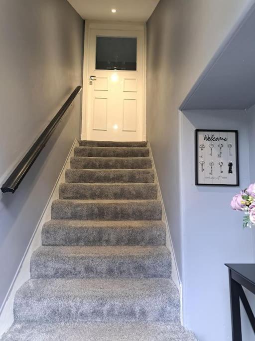 Glasgow Apartment Close To The Airport เรนฟริว ภายนอก รูปภาพ