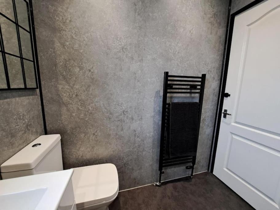 Glasgow Apartment Close To The Airport เรนฟริว ภายนอก รูปภาพ