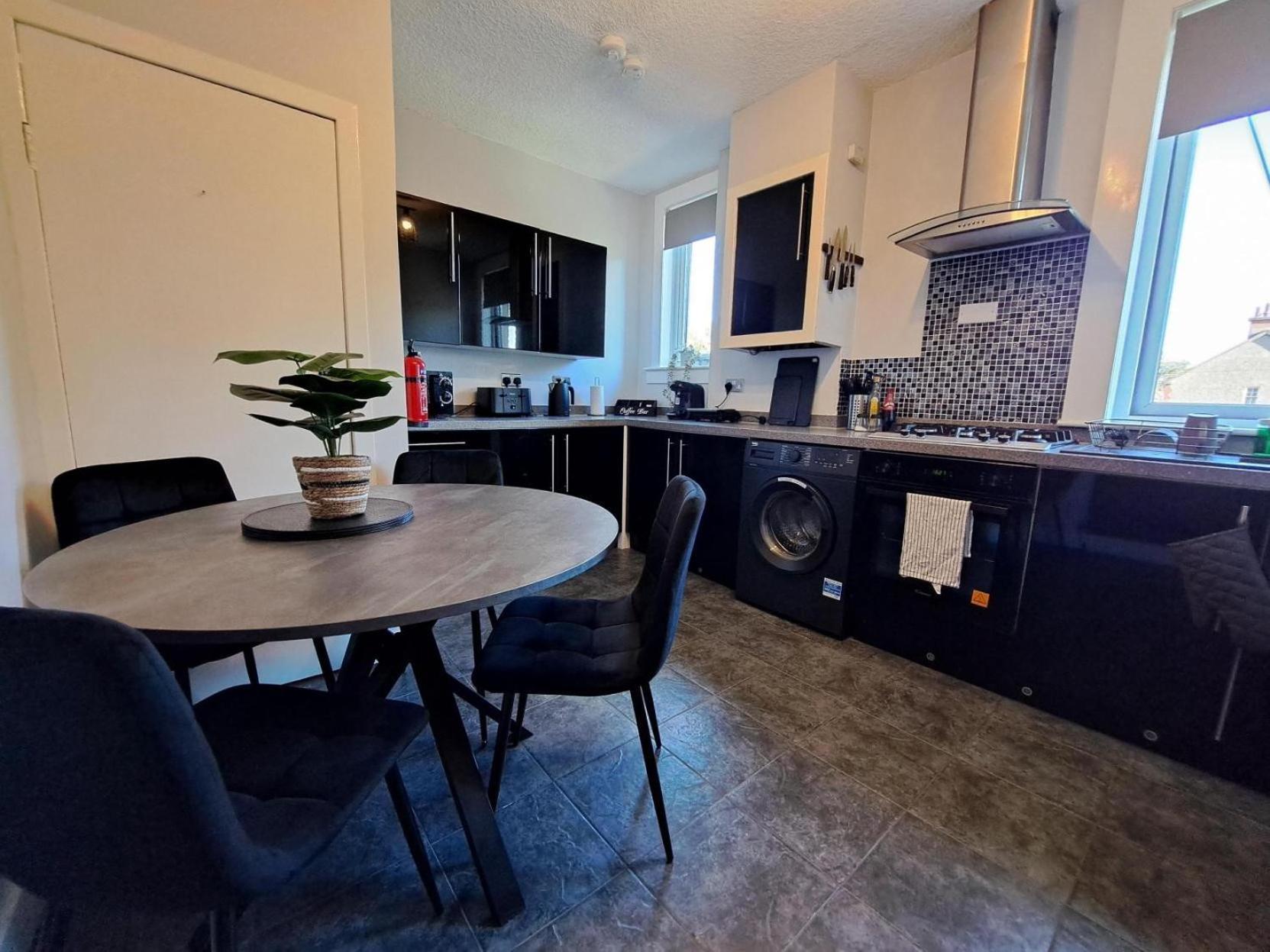 Glasgow Apartment Close To The Airport เรนฟริว ภายนอก รูปภาพ