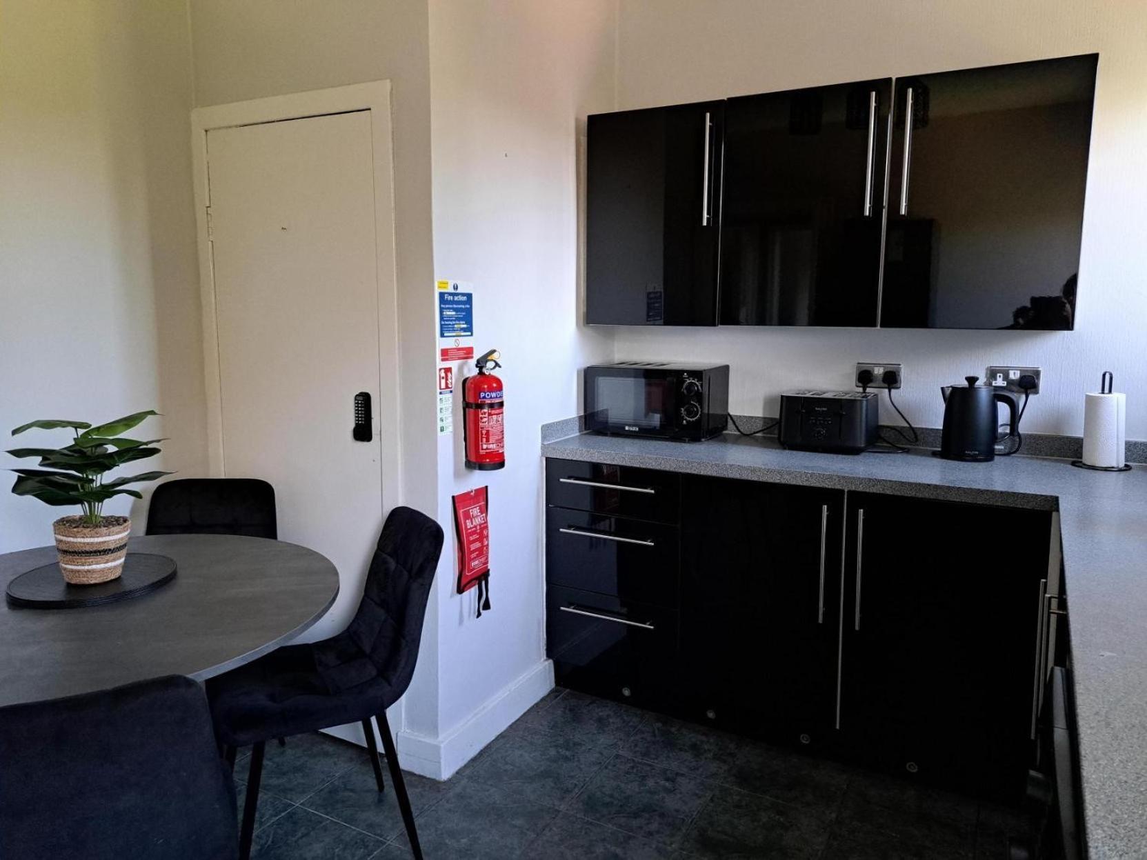 Glasgow Apartment Close To The Airport เรนฟริว ภายนอก รูปภาพ